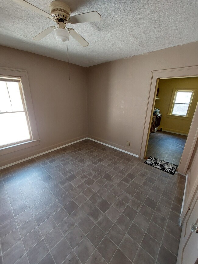 dining room or bedroom3