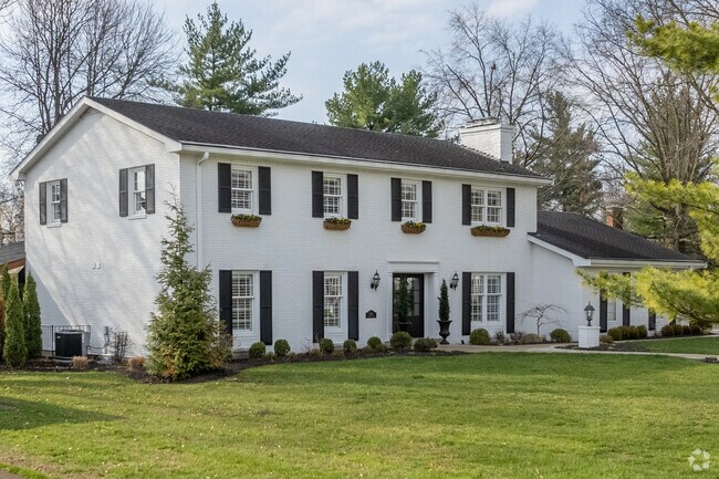 Lakeside Park offers Greek Revival home styles.