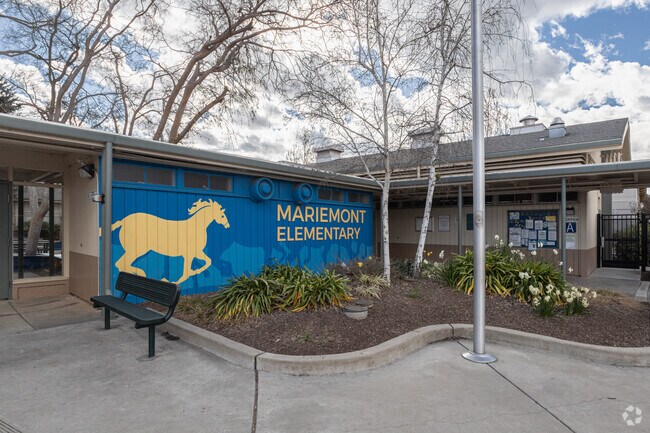 Mariemont Elementary School has a courtyard for students to congregate in before classes.