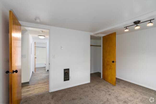 2BR, 1BA - 1000SF - Bedroom