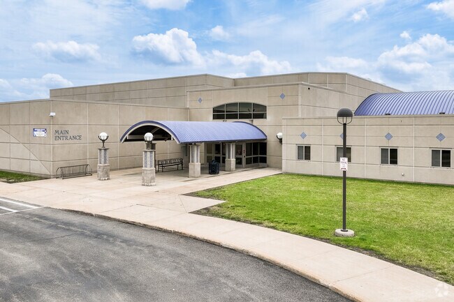 Belvidere Central Middle School educates 858 students in grades 6–8 near Candlewick Lake.