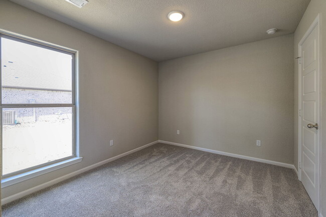 8338 Cassidy St, Lenexa, KS 66227 - photo 7