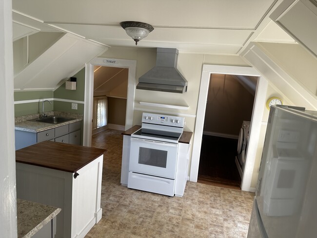 171 N Main St unit 2 fl, Florence, MA 01062 - photo 3