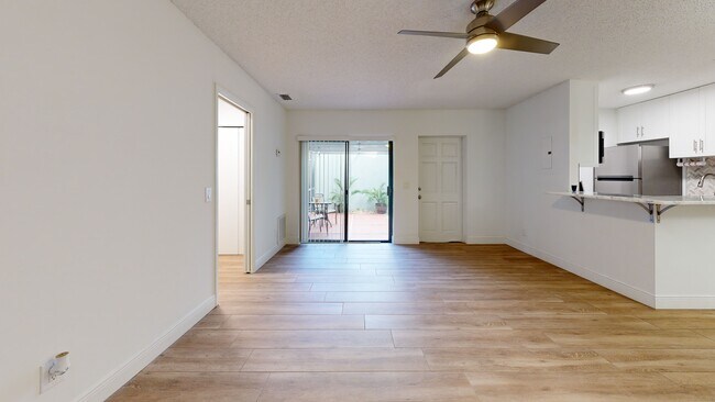 1172 Breezy Way unit 5, Sebastian, FL 32958 - photo 2