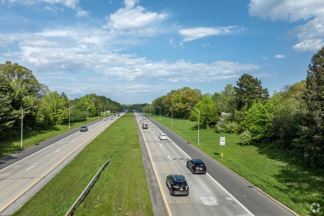 The Korean War Veterans Pkwy, at the north end of Prince’s Bay, lets residents easily reach NJ.
