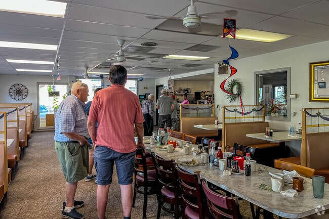 Family Fare serves classic meals in East Petersburg.
