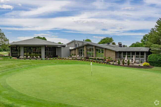 Hunting Creek Country Club is set in the rolling hills of Prospect, south of the Ohio River.