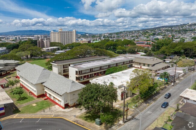 Kawananakoa MS offers rich and diverse learning experiences that ignite a love for learning.