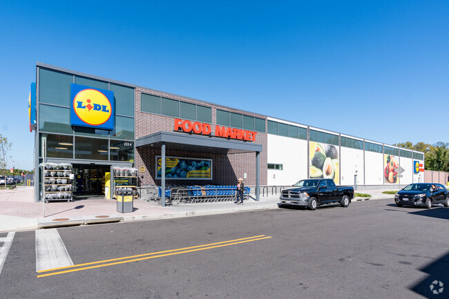 Lidl Grocery Store located in the nearby Good Hope Neighborhood.