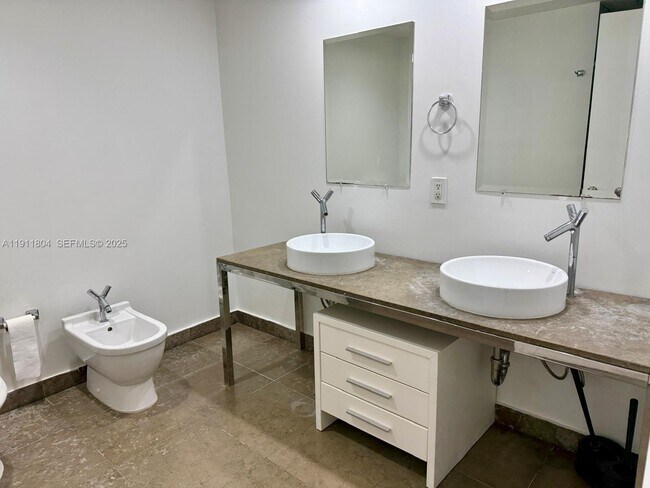 Icon Brickell Tower 2 unit 4408, Miami, FL 33131 - photo 4