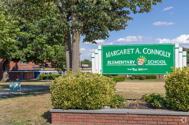 Great Schools give the Connolly Elementary School in Glen Cove a rating of 4.5 out of 5.