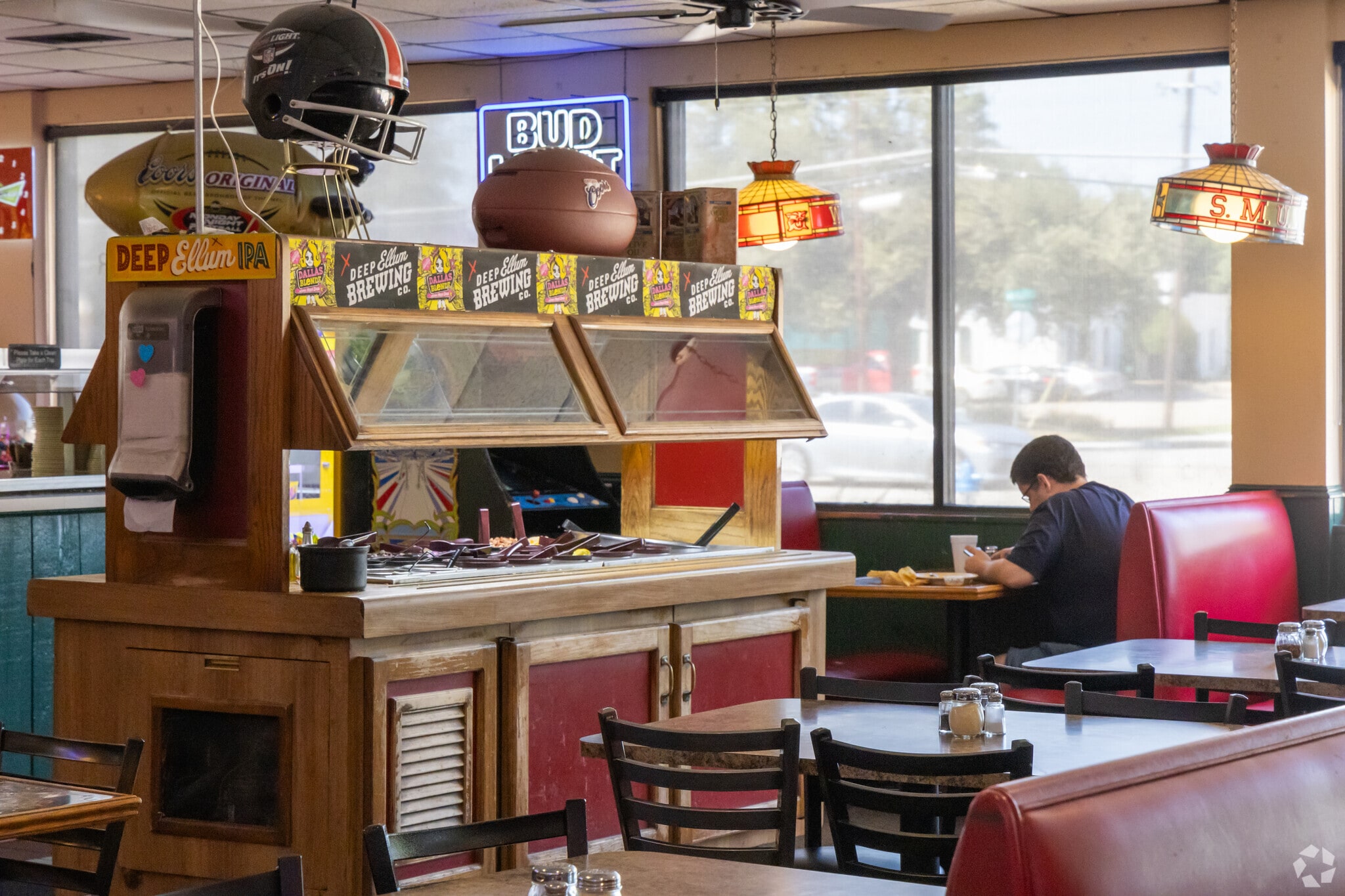 Mama’s Pizza offers a wide range of toppings and fresh ingredients.