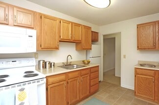 2 McDonald Cir, Menands, NY 12204