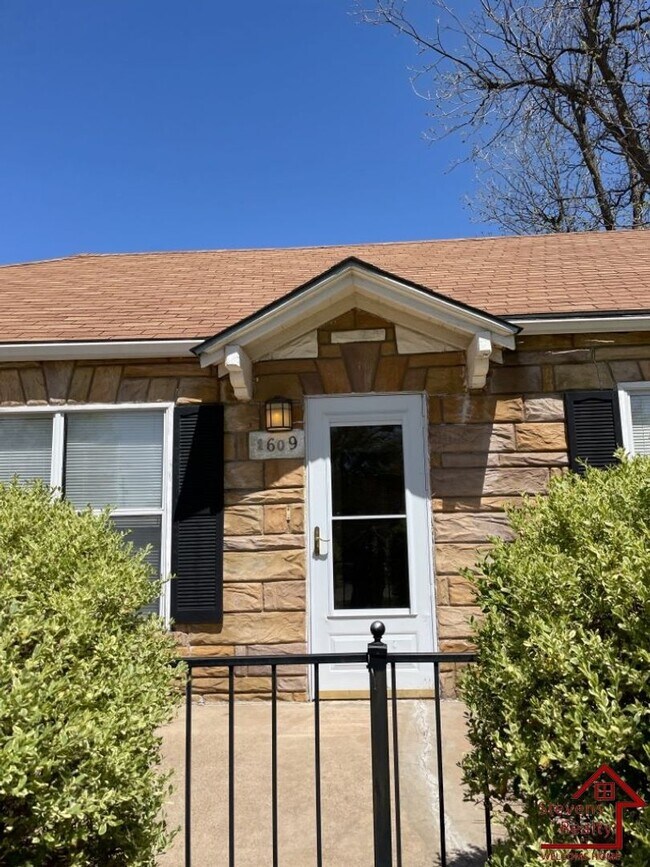 1609 SW B Ave, Lawton, OK 73501