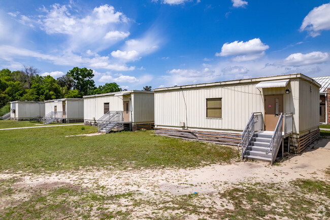 Saddlewood Elementary School has portable classrooms for enhance education.