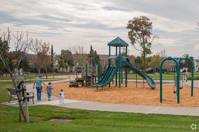 Bellingham Square Park is a large park in the middle of a neighborhood in Windemere.