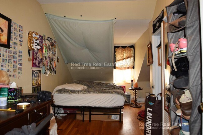 216 Freeman St unit 4-bed 2-bath, Brookline, MA 02446 - photo 5