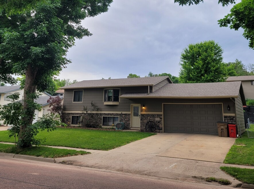 2201 E Tracy Ln, Sioux Falls, SD 57103 - photo 1