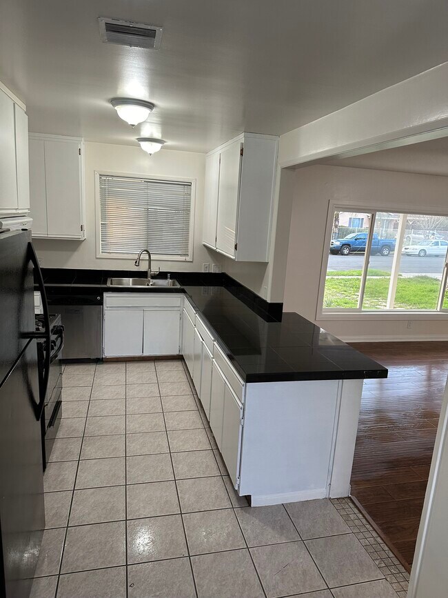 10830 Burnet Ave, Mission Hills, CA 91345 - photo 5