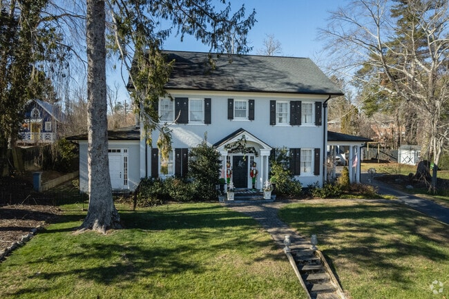 Large colonial homes are a common sight in Hendersonville.