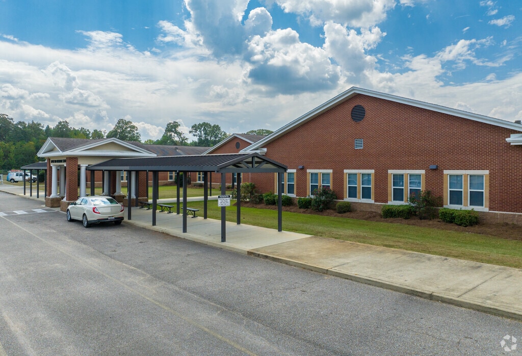 Airport Road Intermediate School is located at 384 Blackmon Farm Ln Coosada, AL 36020.