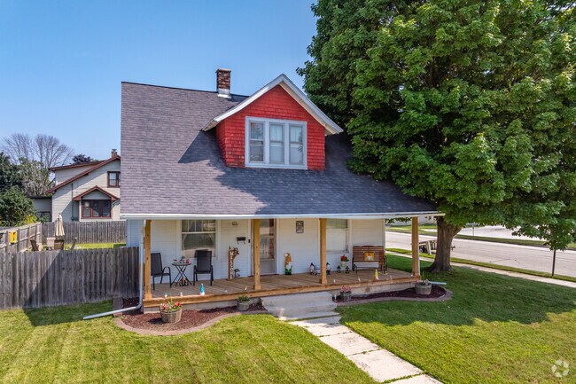 Lakeview has a few bungalow style homes, which help add character to the neighborhood.