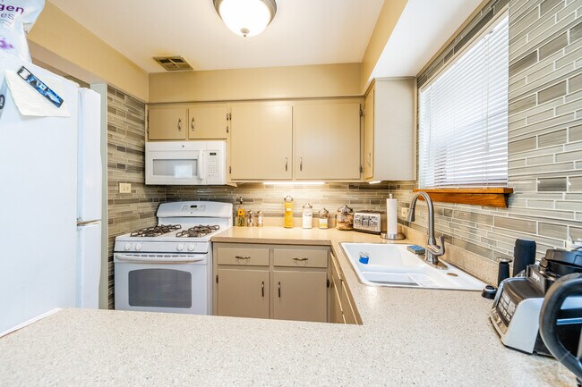 5752 W Park Ave unit 1-S, Cicero, IL 60804 - photo 5