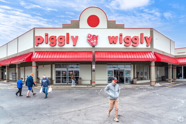 Lakecrest residents can get all their groceries at the local Piggly Wiggly.
