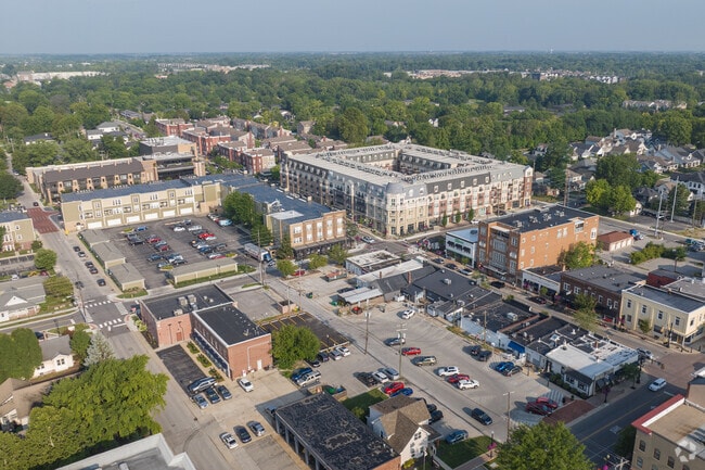 East Carmel is close to many wonderful dining and shopping spots downtown.