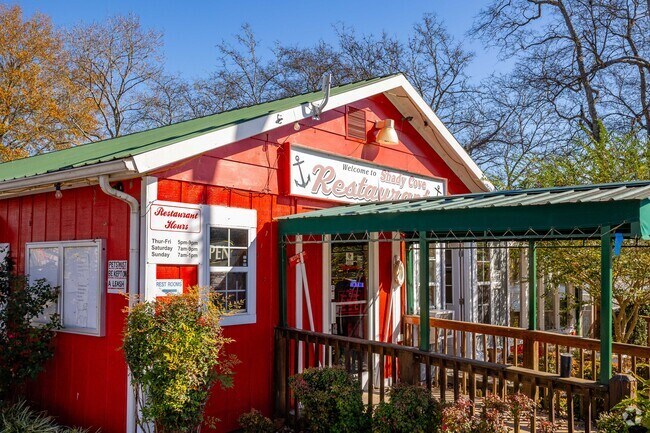 Shady Cove Restaurant is open throughout the Spring and Summer in Castalian Springs.