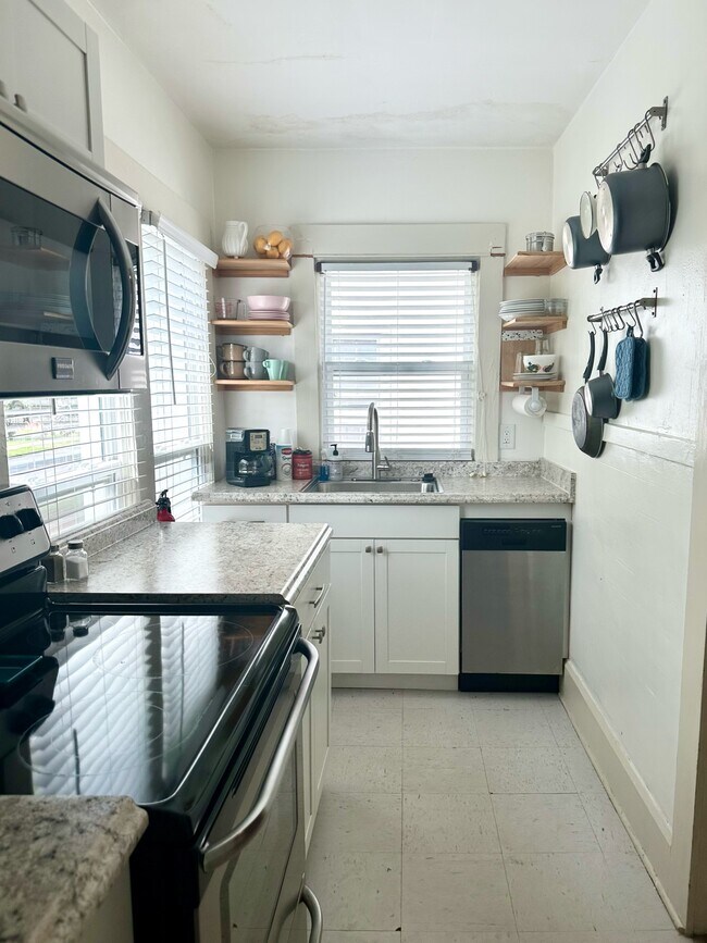 515 E Tuscaloosa St unit 3 Fully Furnished, Florence, AL 35630 - photo 4