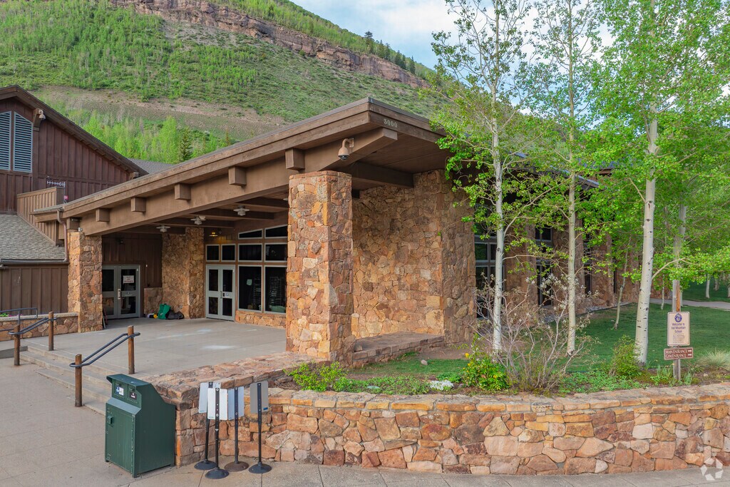 In Vail, Colorado, Vail Mountain School invites students to engage in a vibrant community—through creative projects, outdoor adventures, leadership opportunities, and a mountain culture that inspires bold, lifelong learning.