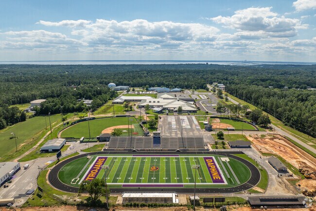 High school students in Plantation Hills can attend Daphne High School.