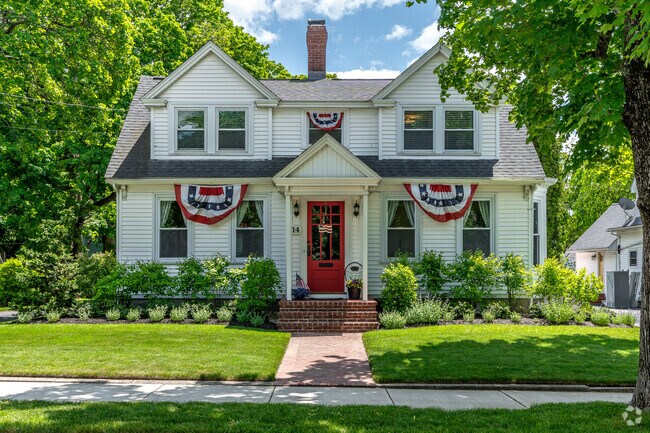 Patriotic homes on the Common can be found in Franklin.