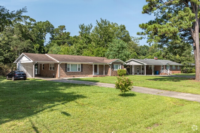 Ranch homes in Lincoln Forest feature well-manicured lawns.