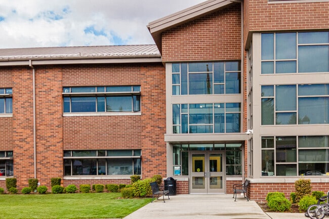 Green River College in Auburn offers 2-year programs, certificates, and 9 bachelor’s courses