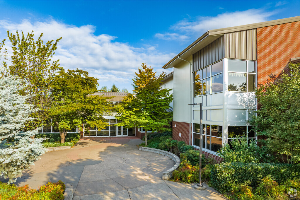 U.S. News and World Reports ranks Cal Young Middle School in the top 10 Percent in Oregon.