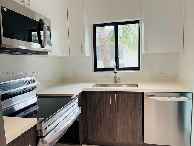 1155 102nd St unit 9, Bay Harbor Islands, FL 33154 - photo 3