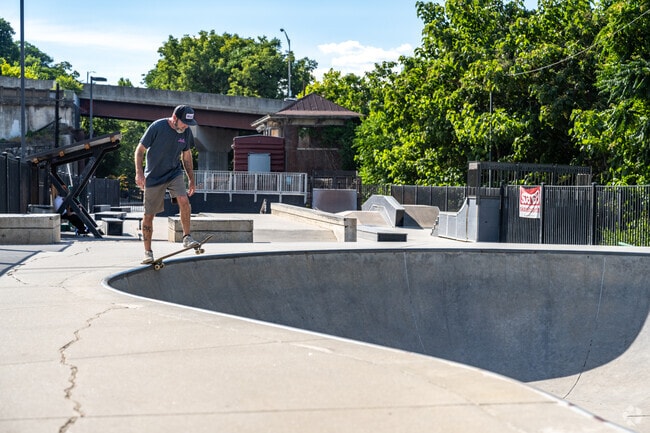 Have fun skating in Perrymont.