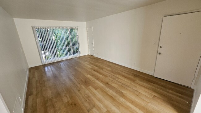 638 N W Knoll Dr unit 7, West Hollywood, CA 90069 - photo 2