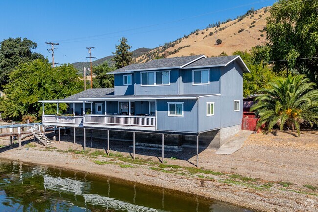 Large homes with lake views are common in Nice.