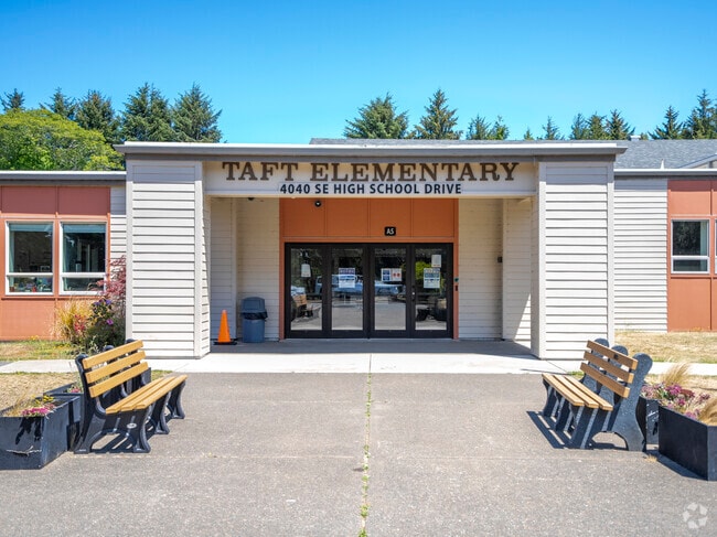 The entrance of Taft Elementary in Lincoln City, Oregon.