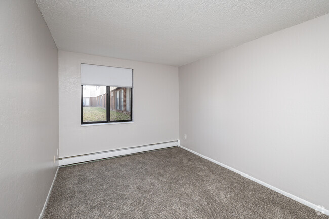 2BR, 1BA - 850SF - Primary Bedroom