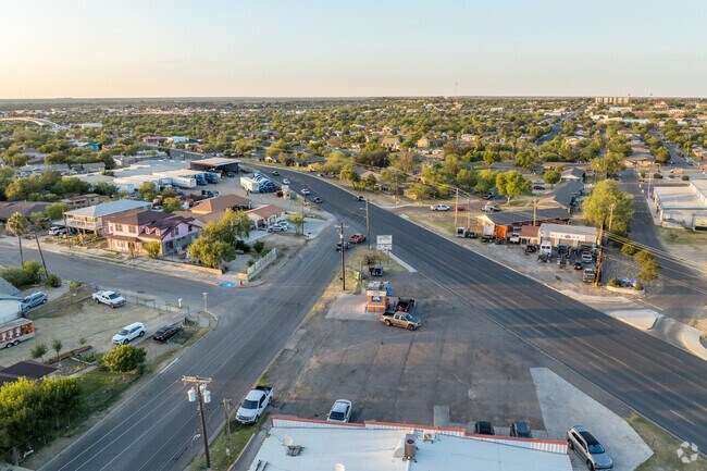 El Indio Highway is the main route through the Eidson Road neighborhood.