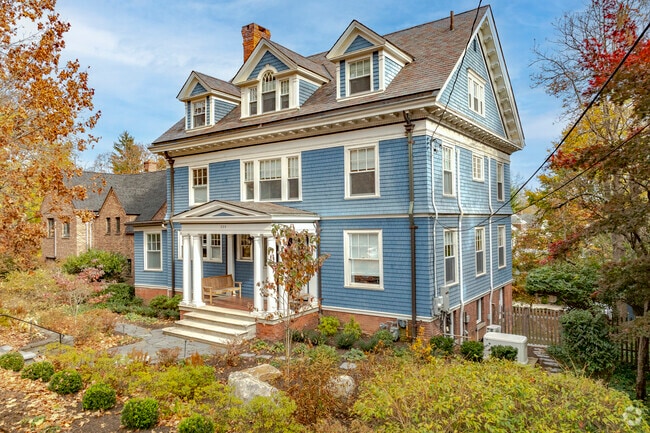 Large colonials make up the majority of the homes on the eastern side of Prospect Hill.