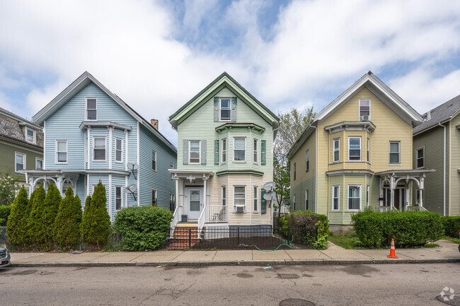 Homeowners in Sal-Mor often choose colorful or multiple colors for their homes to stand out from their neighbors.