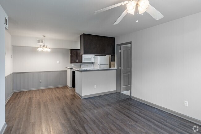 2BR, 2BA - 950SF