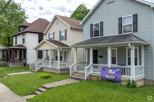Many homes in MacFarlane feature large covered front porches.