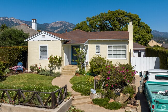 This home in Samarkand has a beautiful walkway and a well-maintained yard.