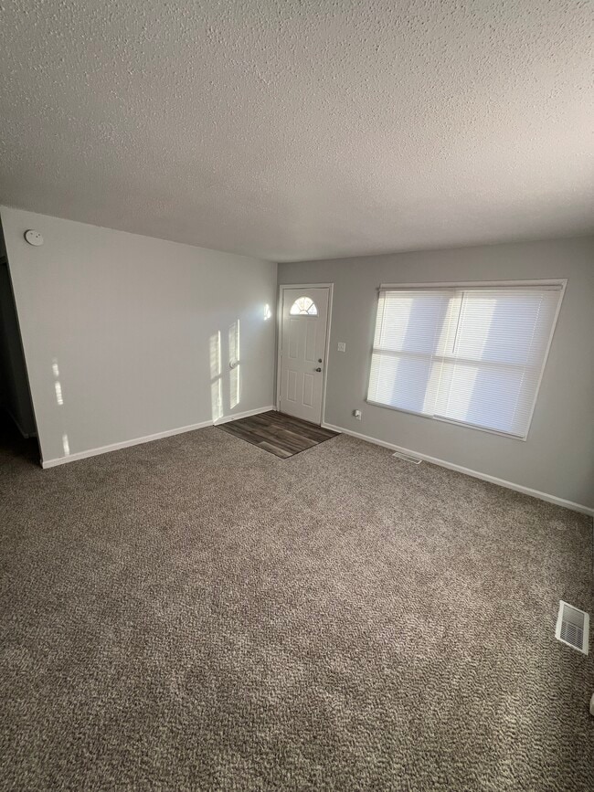 4030 E Seneca Ave, Des Moines, IA 50317 - photo 2